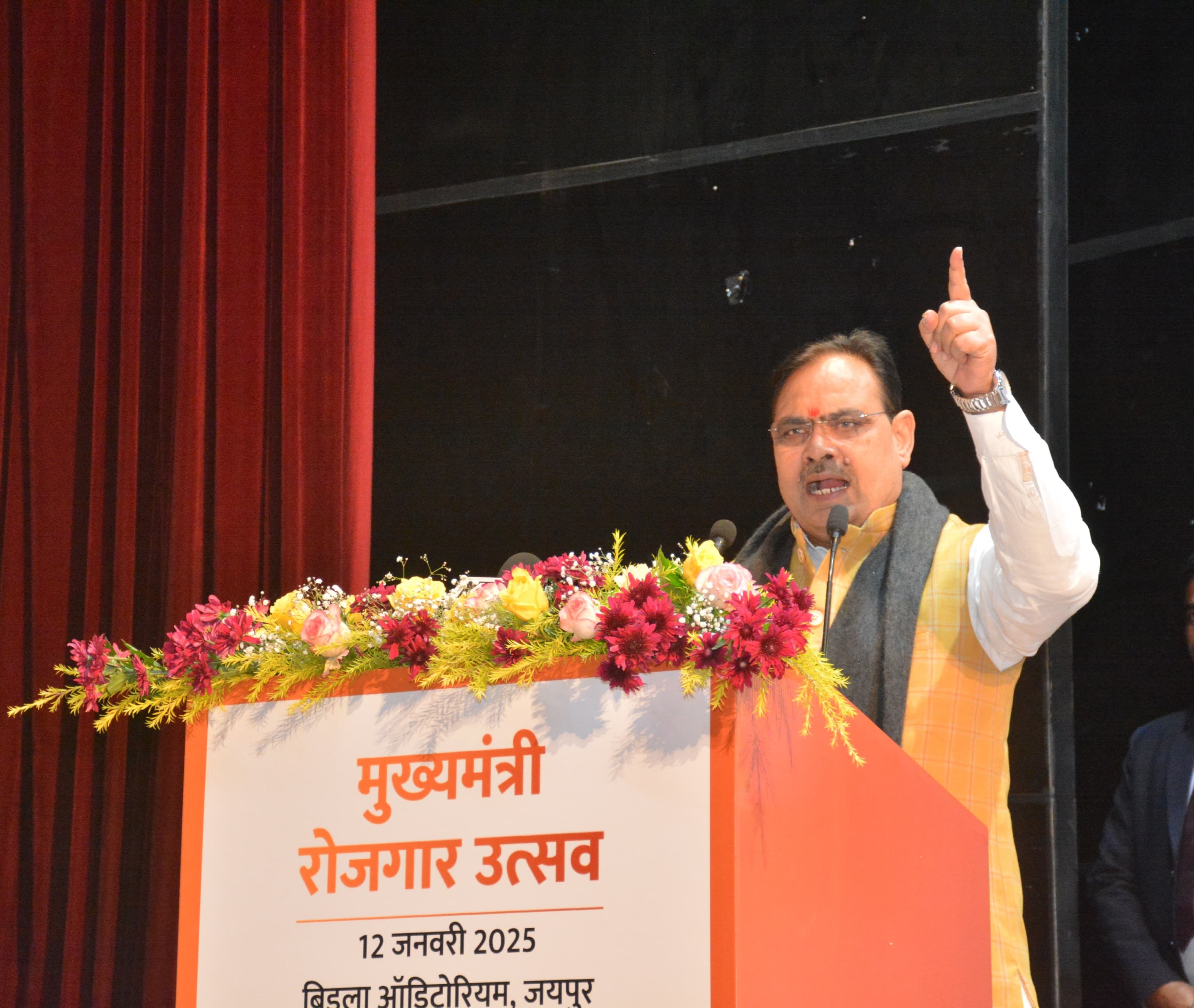 बिड़ला ऑडिटोरियम में आयाेजित रोजगार उत्सव काे संबाेधित करते सीएम।