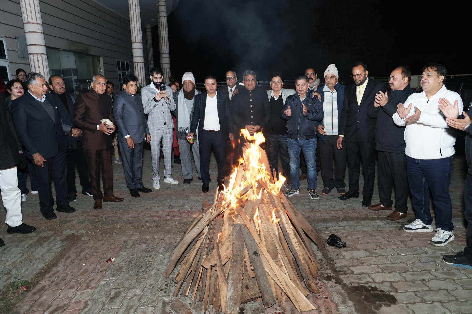 लोहड़ी का अलाव जलाते हुए पंजाबी समाज के लोग