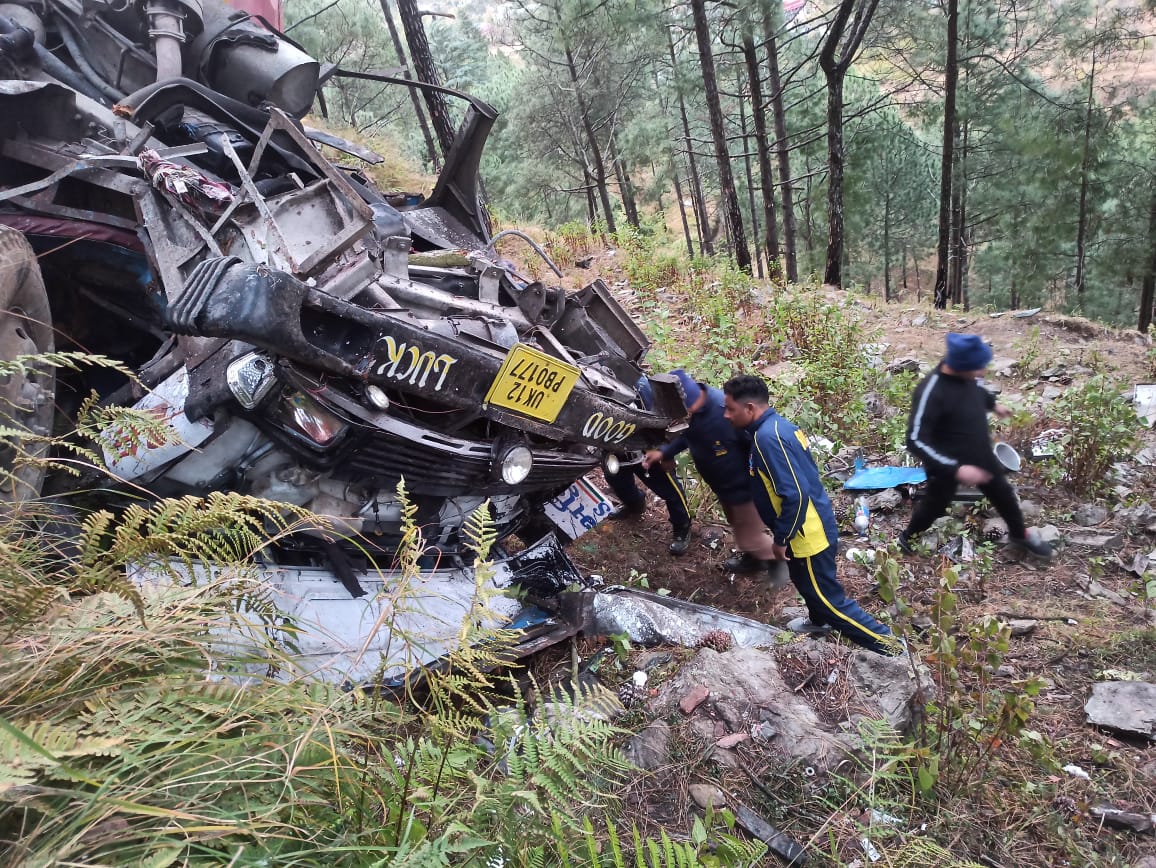 जनपद पौड़ी के श्रीनगर क्षेत्रांतर्गत दहल चौरी के पास बस  खाई में गिरने पर एसडीआरएफ रेस्क्यू करती।