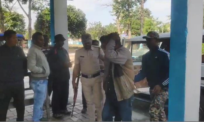 पोस्ते की खेती के आरोप में सिविक वालंटियर गिरफ्तार पोस्ते की खेती के आरोप में सिविक वालंटियर गिरफ्तार