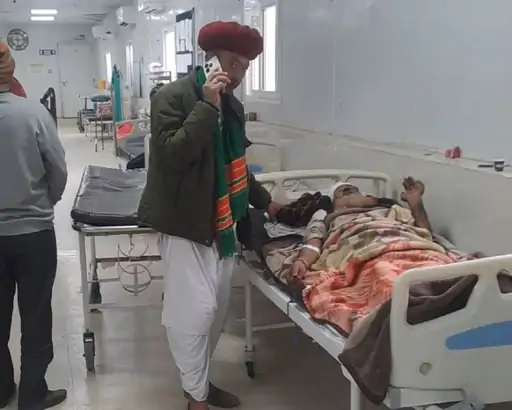 पाली के बांगड़ हॉस्पिटल में भर्ती घायल पुजारी। पाली के बांगड़ हॉस्पिटल में भर्ती घायल पुजारी।
