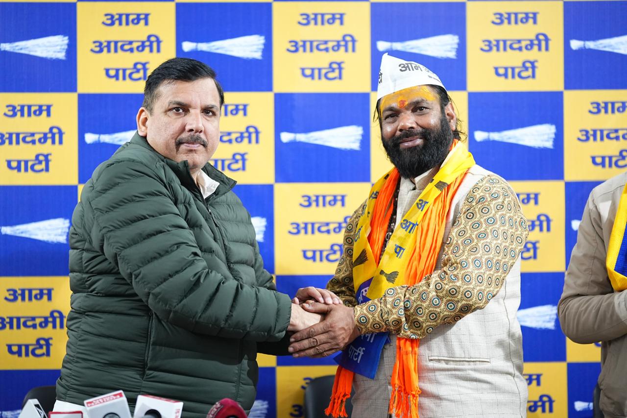 भाजपा विप्र एकता मंच के पूर्वी दिल्ली के प्रभारी राजेंद्र प्रसाद भारद्वाज समेत कई पुजारी आआपा में हुए शामिल