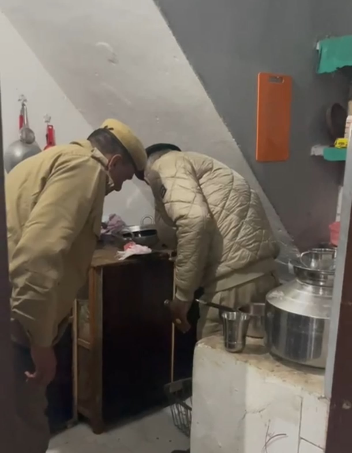 नशा तस्करों के घरों पर छापेमारी कर तलाशी लेते पुलिस नशा तस्करों के घरों पर छापेमारी कर तलाशी लेते पुलिस