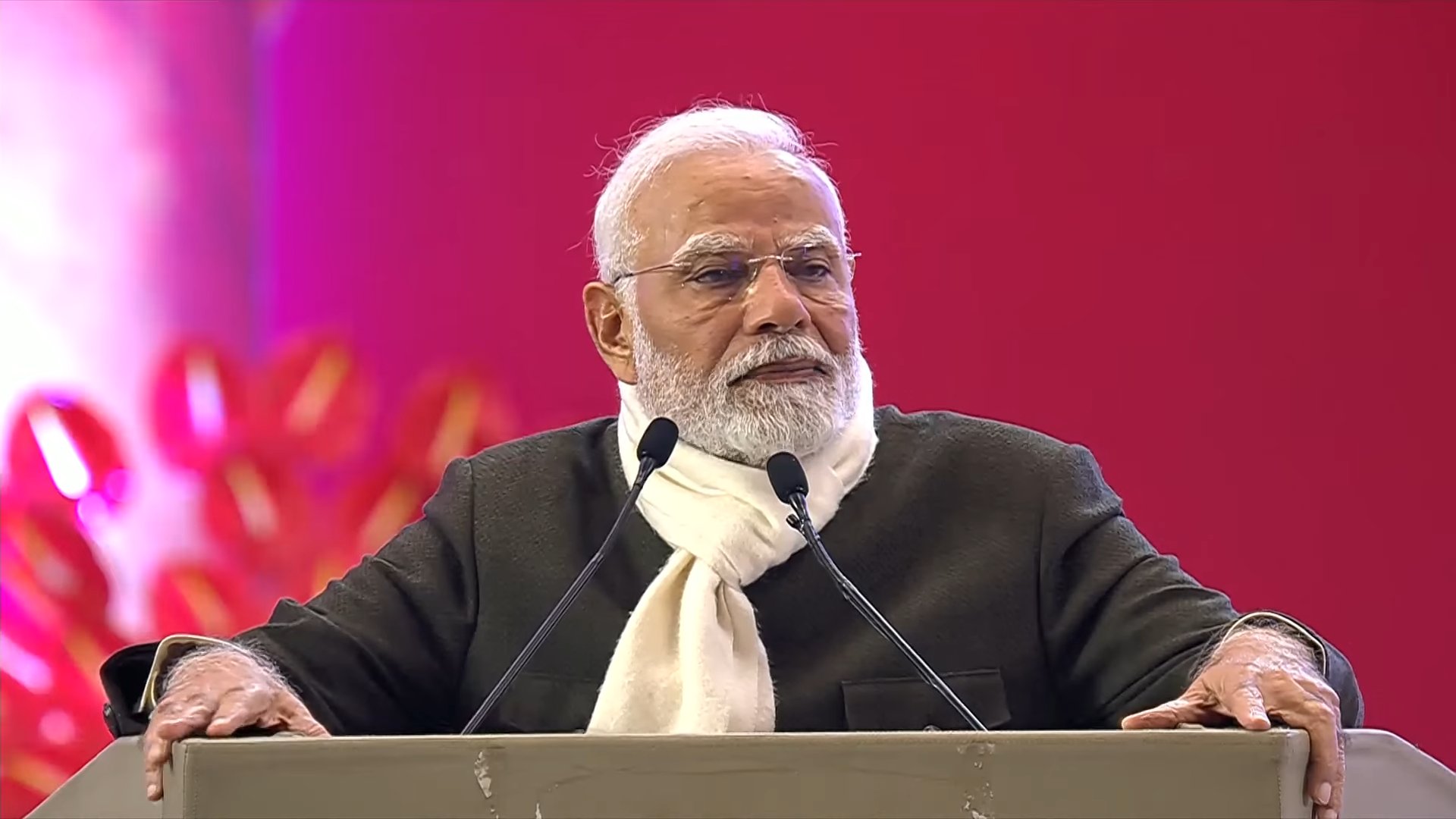 प्रधानमंत्री युवाओं को संबोधित करते हुए प्रधानमंत्री युवाओं को संबोधित करते हुए
