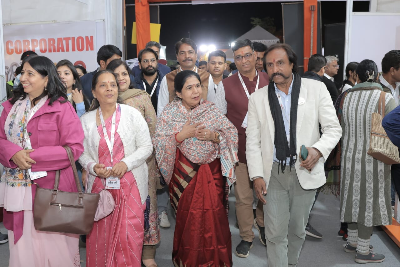 आईआईएफ में रविवार को उमड़ी भीड़, राज्य मंत्री डॉ. मंजू बाघमार भी पहुंचीं आईआईएफ में रविवार को उमड़ी भीड़, राज्य मंत्री डॉ. मंजू बाघमार भी पहुंचीं