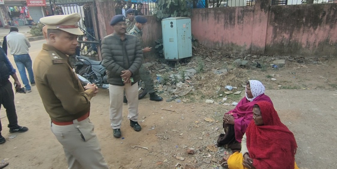 पोस्टमार्टम हाउस के पास मौजूद एसपी अजय कुमार पोस्टमार्टम हाउस के पास मौजूद एसपी अजय कुमार