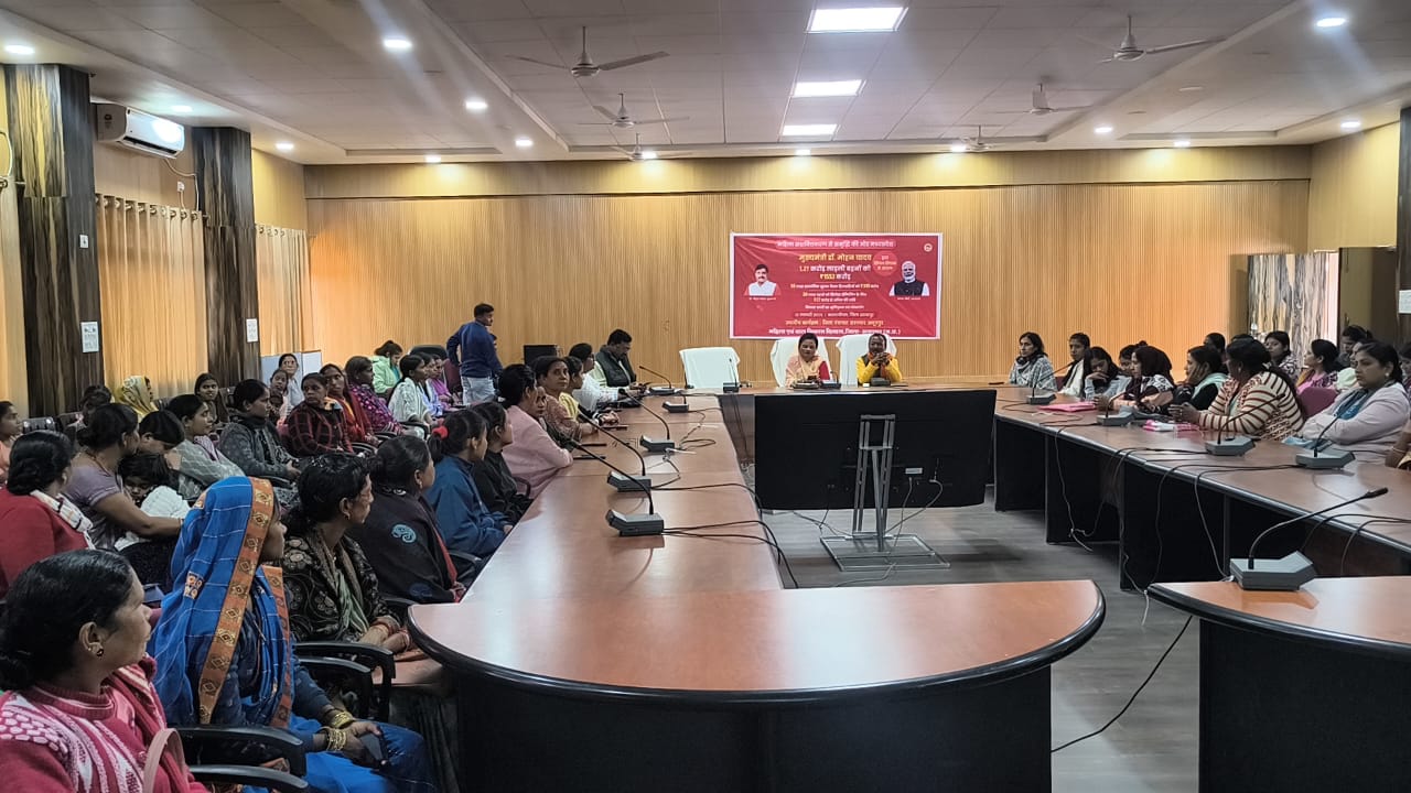कार्यक्रम को सुनते और देखते जनप्रतिनिधी कार्यक्रम को सुनते और देखते जनप्रतिनिधी