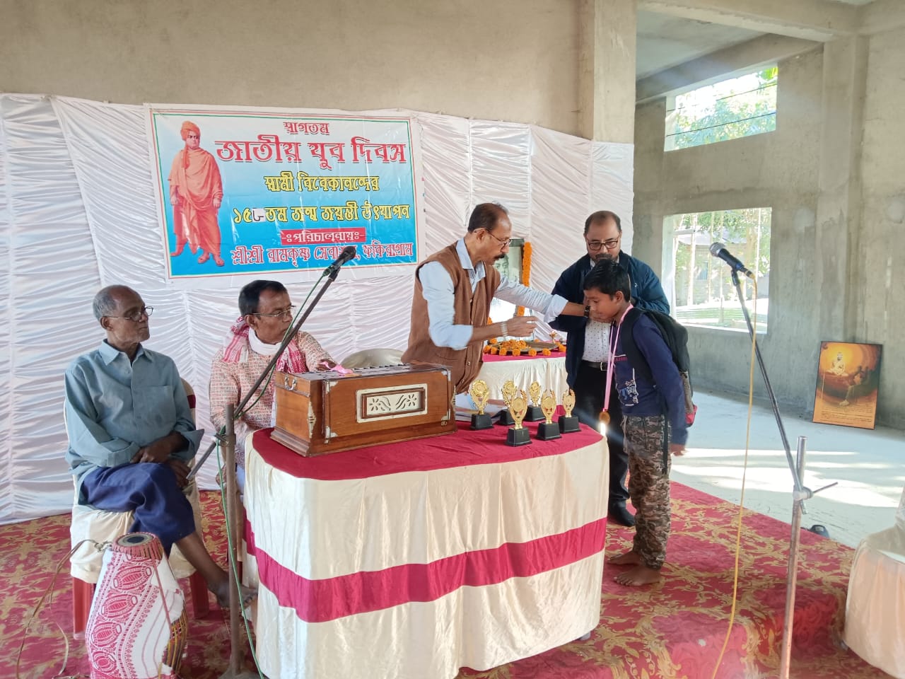 फकीराग्राम राम कृष्ण सेवा आश्रम में स्वामी विवेकानंद का जन्म जयंती को विश्वा युवा दिवस के रूप में पालन । फकीराग्राम राम कृष्ण सेवा आश्रम में स्वामी विवेकानंद का जन्म जयंती को विश्वा युवा दिवस के रूप में पालन ।