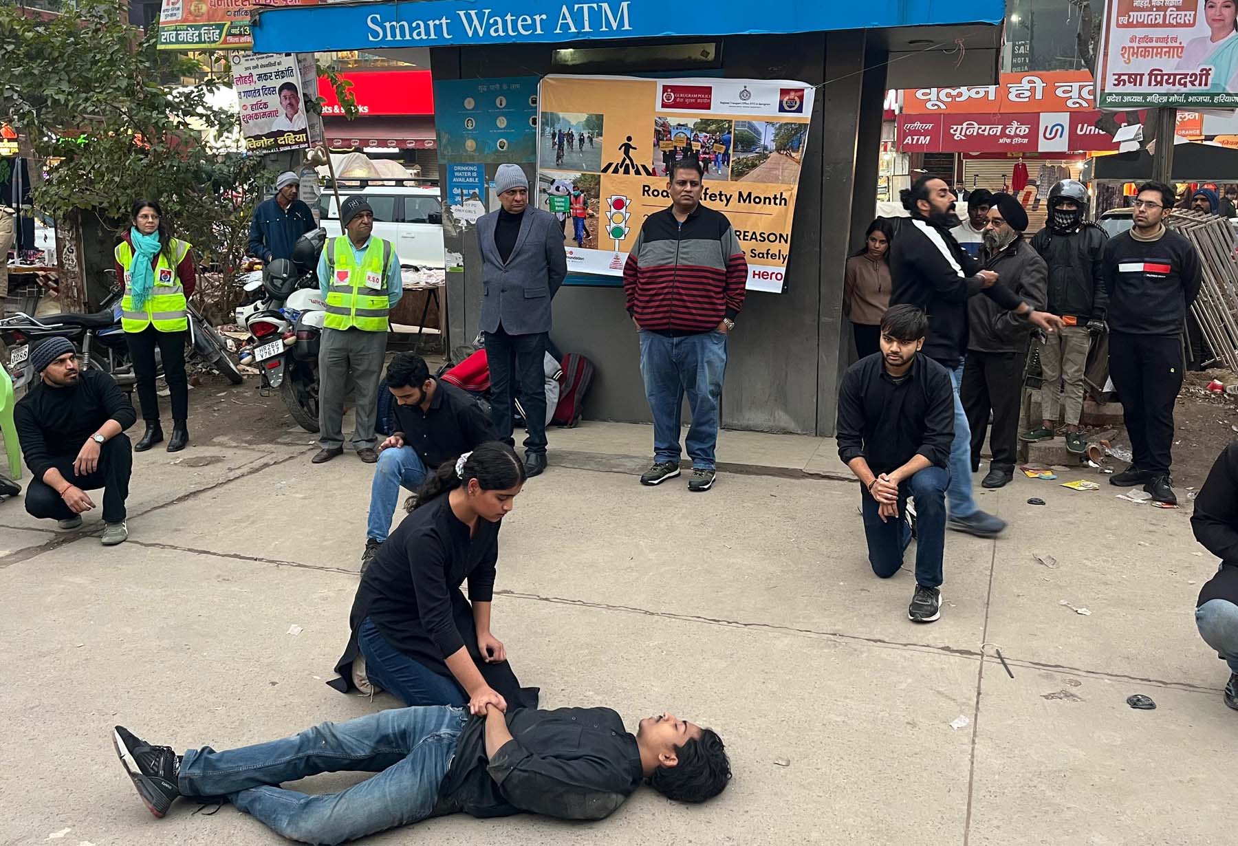 फोटो नंबर-03: गुरुग्राम में सडक़ सुरक्षा जीवन रक्षा माह के दौरान नुक्कड़ नाटक करते कलाकार। फोटो नंबर-03: गुरुग्राम में सडक़ सुरक्षा जीवन रक्षा माह के दौरान नुक्कड़ नाटक करते कलाकार।