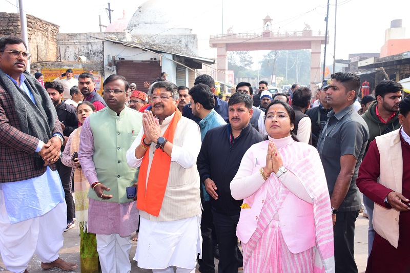 नगरीय विकास मंत्री एवं राज्यमंत्री ने किये भगवान कामतानाथ स्वामी के दर्शन नगरीय विकास मंत्री एवं राज्यमंत्री ने किये भगवान कामतानाथ स्वामी के दर्शन