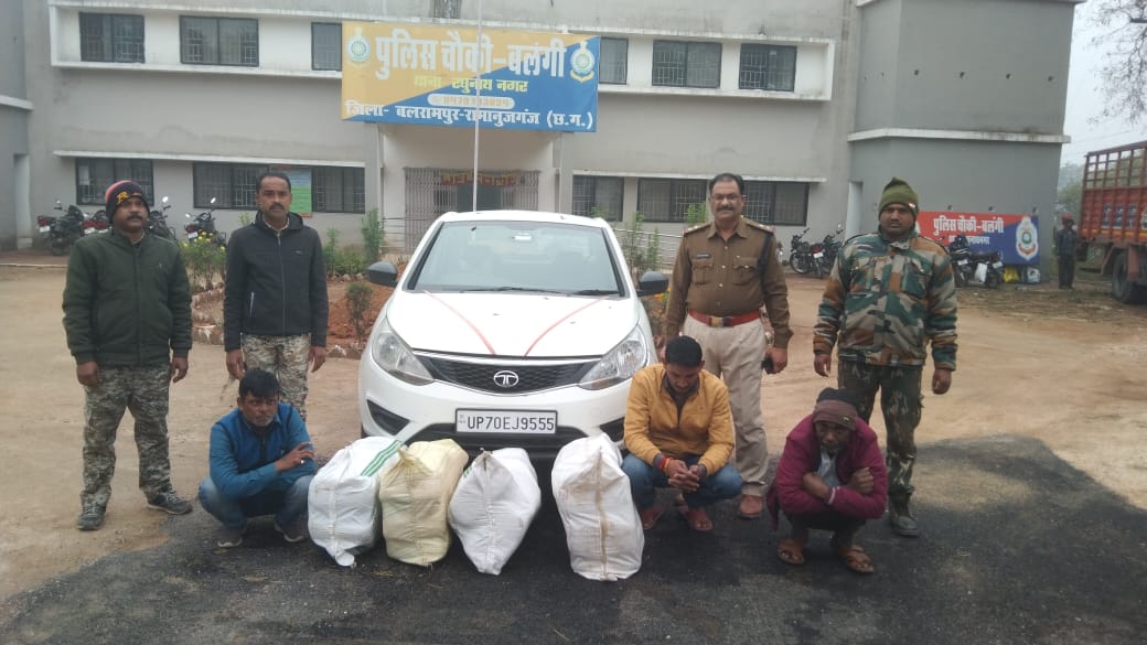जब्त गांजे के साथ गिरफ्तार तीनों आरोपित जब्त गांजे के साथ गिरफ्तार तीनों आरोपित