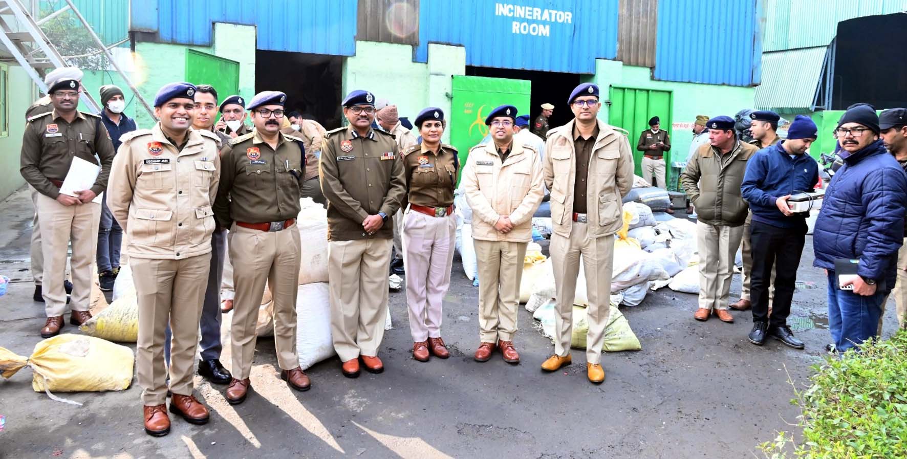 नशीले पदार्थों को नष्ट करने के अवसर पर रेंज के पुलिस अधीक्षकों के साथ एडीजीपी डॉ. एम. रवि किरण। नशीले पदार्थों को नष्ट करने के अवसर पर रेंज के पुलिस अधीक्षकों के साथ एडीजीपी डॉ. एम. रवि किरण।