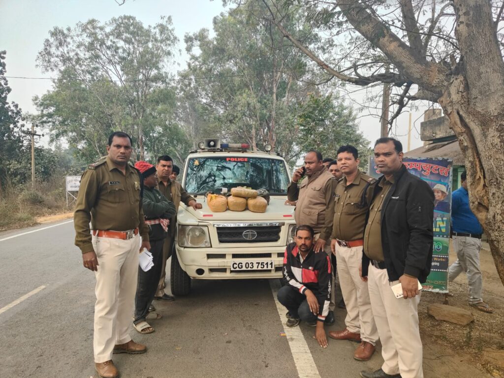 मौके पर जांच करती पुलिस मौके पर जांच करती पुलिस