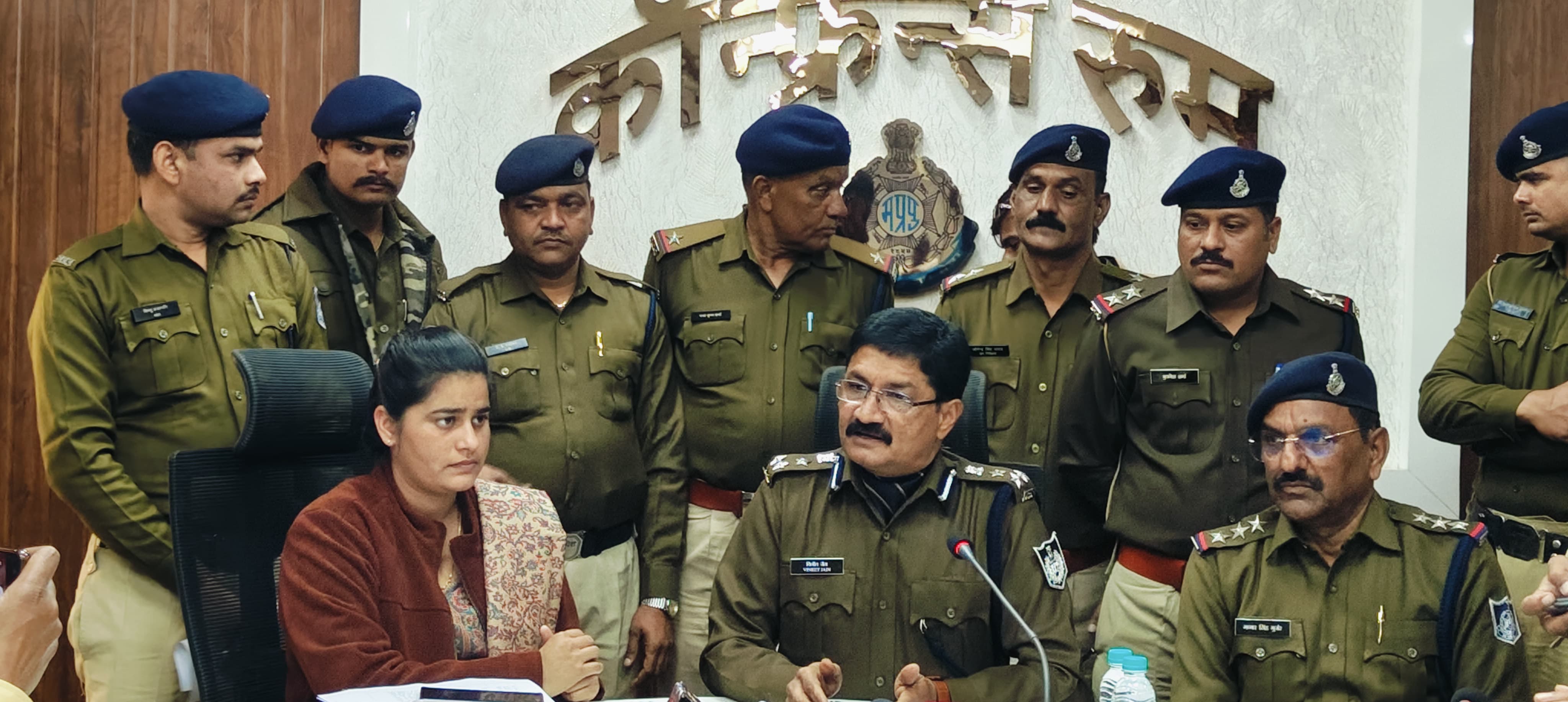 अशोकनगर: चोरी के बटवारे में नाबालिग चोर की हत्या, लाखों के जेवरात बरामद अशोकनगर: चोरी के बटवारे में नाबालिग चोर की हत्या, लाखों के जेवरात बरामद