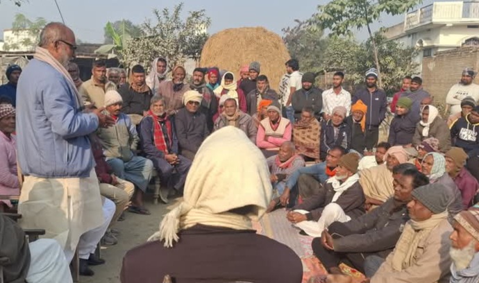 किसानो को संबोधित करते किसान नेता किसानो को संबोधित करते किसान नेता