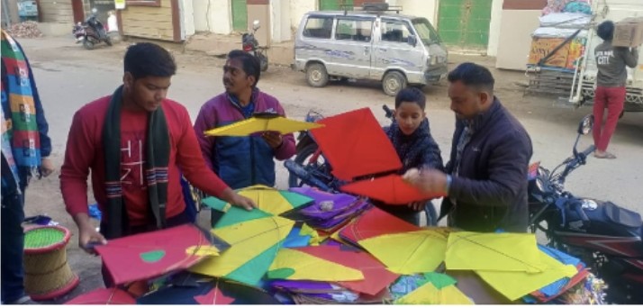 कड़ी ठंड और कोहरे के बीच पौष पूर्णिमा पर पुष्कर सरोवर में श्रद्धालुओं ने लगाई आस्था की डुबकी कड़ी ठंड और कोहरे के बीच पौष पूर्णिमा पर पुष्कर सरोवर में श्रद्धालुओं ने लगाई आस्था की डुबकी