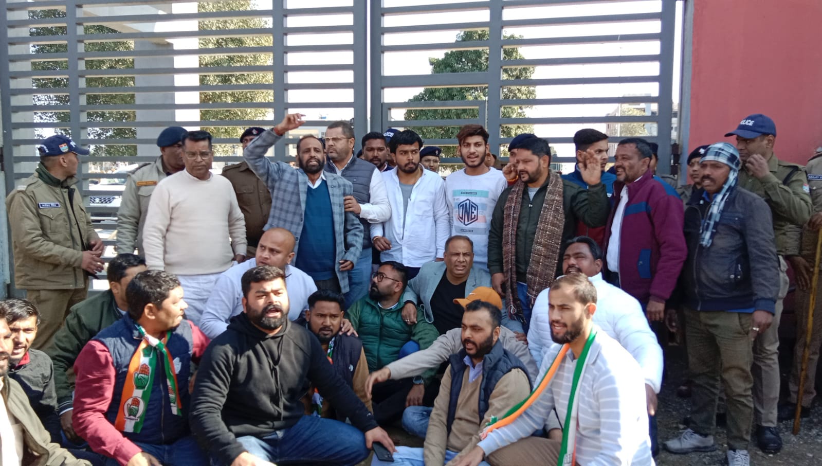 हंगामा करते कांग्रेसी हंगामा करते कांग्रेसी