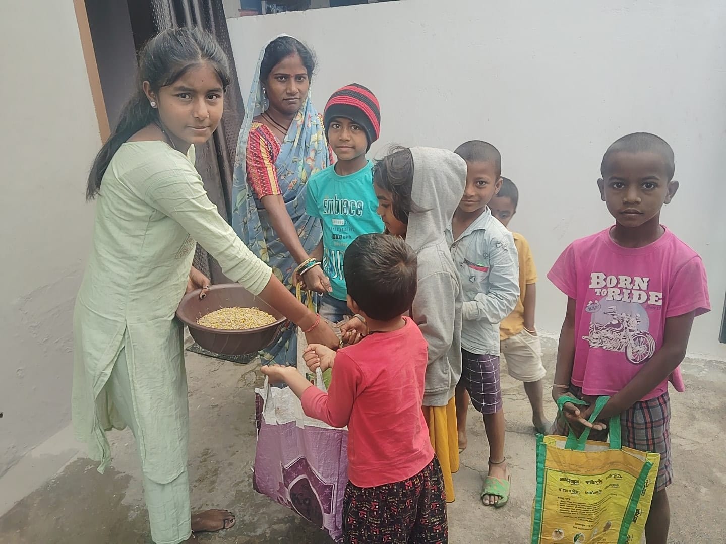 छेरछेरा मांगते हुए बच्चे। छेरछेरा मांगते हुए बच्चे।
