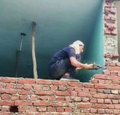 प्राचीन बावड़ी से सटे मकान की दीवार तोड़ता मकान में रहने वाला युवक प्राचीन बावड़ी से सटे मकान की दीवार तोड़ता मकान में रहने वाला युवक