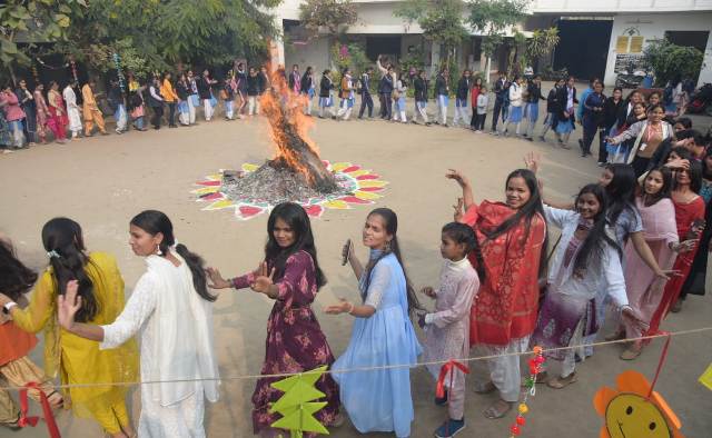 लोहड़ी पर्व पर छात्राओं ने नृत्य कर किया परिक्रमा (फोटो) लोहड़ी पर्व पर छात्राओं ने नृत्य कर किया परिक्रमा (फोटो)