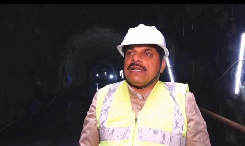 निर्माणाधीन टनल का निरीक्षण करते हुए मुख्यमंत्री डॉ. मोहन यादव निर्माणाधीन टनल का निरीक्षण करते हुए मुख्यमंत्री डॉ. मोहन यादव