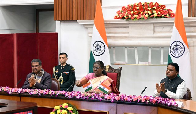 राष्ट्रपति द्रौपदी मुर्मु सोमवार को राष्ट्रपति भवन से ओडिशा में गौ समावेश और एनडीडीबी के गिफ्टमिल्क कार्यक्रम का शुभारंभ करते हुए