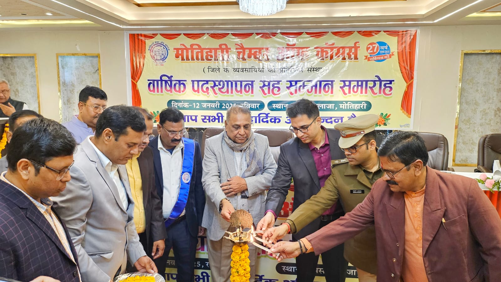 समारोह का उद्घाटन करते अतिथि