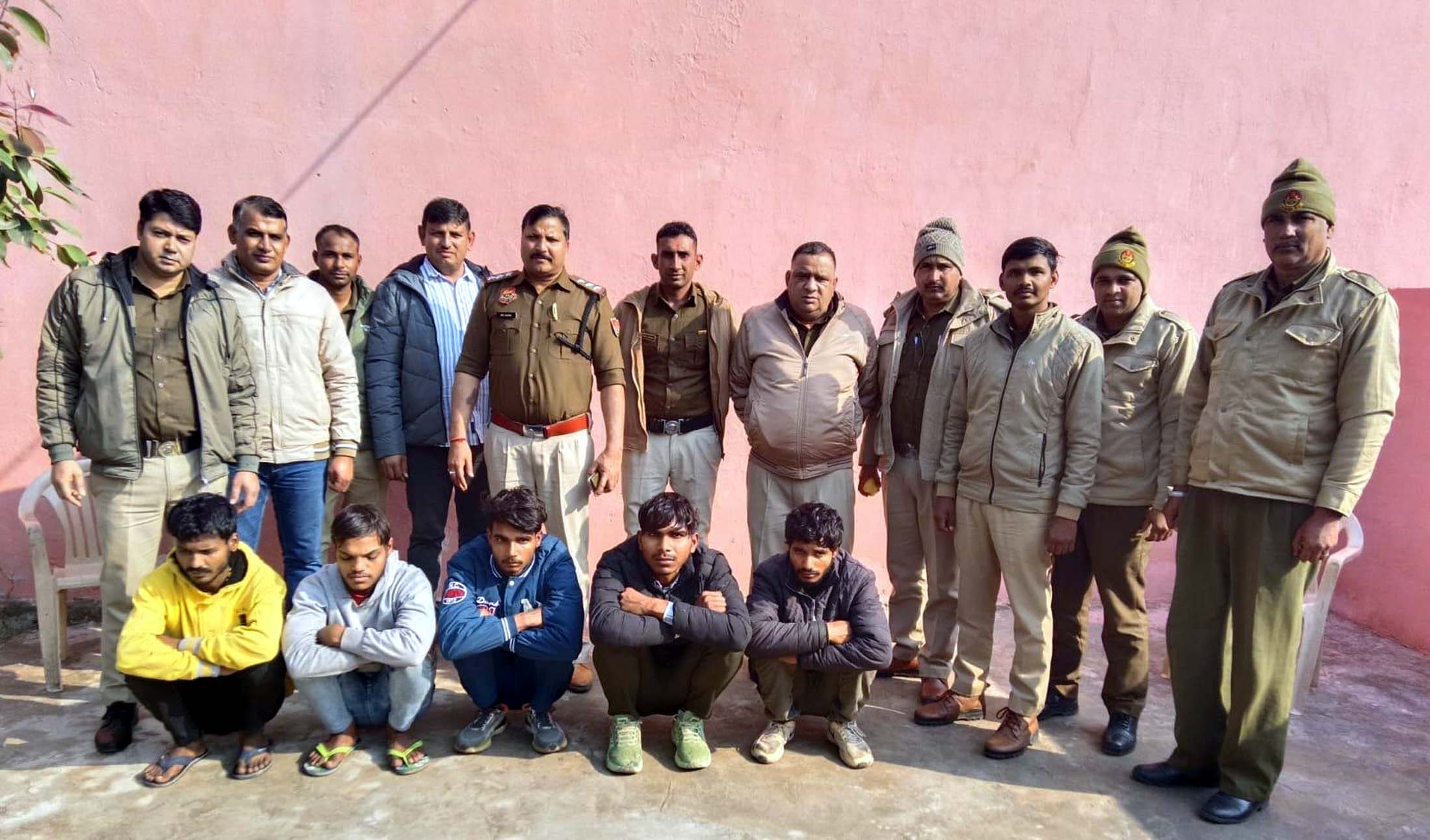 पुलिस गिरफ्त में पांचों हत्यारोपित। पुलिस गिरफ्त में पांचों हत्यारोपित।