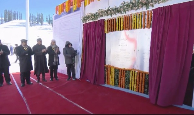 प्रधानमंत्री नरेन्द्र मोदी सोमवार को सोनमर्ग जेड-मोड़ सुरंग का उद्घाटन करते हुए प्रधानमंत्री नरेन्द्र मोदी सोमवार को सोनमर्ग जेड-मोड़ सुरंग का उद्घाटन करते हुए