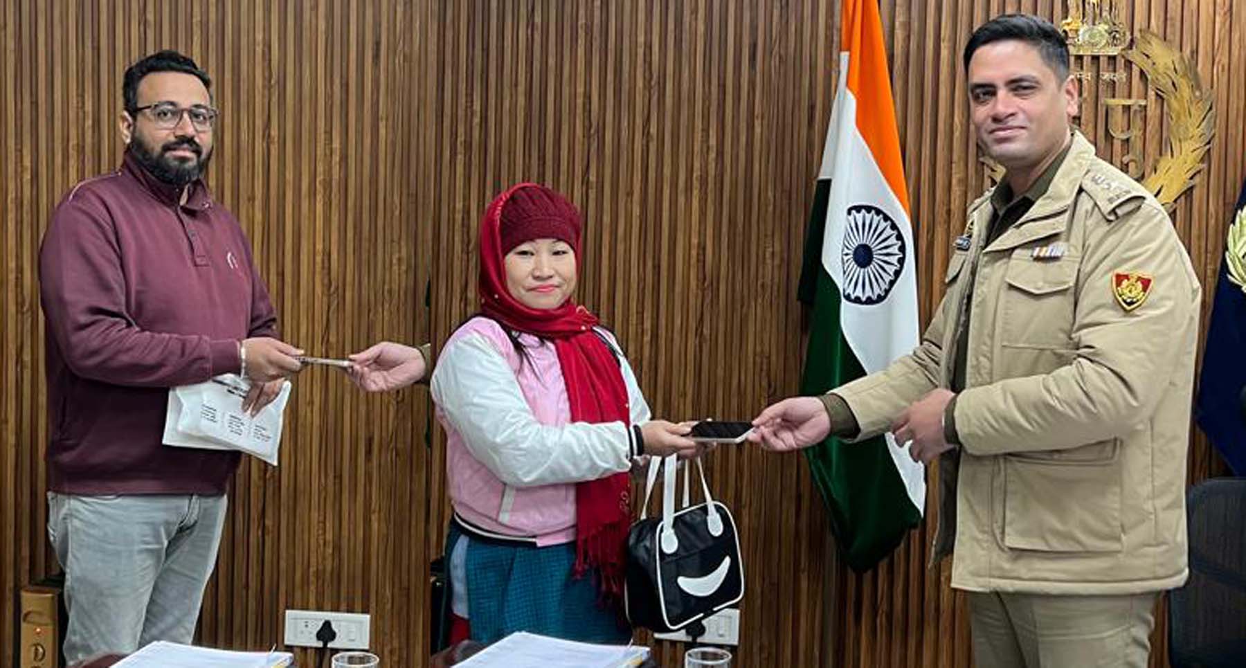 फोटो नंबर-01: गुरुग्राम में गुम हुए मोबाइल तलाशकर मालिकों को सौंपते पुलिस अधिकारी। फोटो नंबर-01: गुरुग्राम में गुम हुए मोबाइल तलाशकर मालिकों को सौंपते पुलिस अधिकारी।