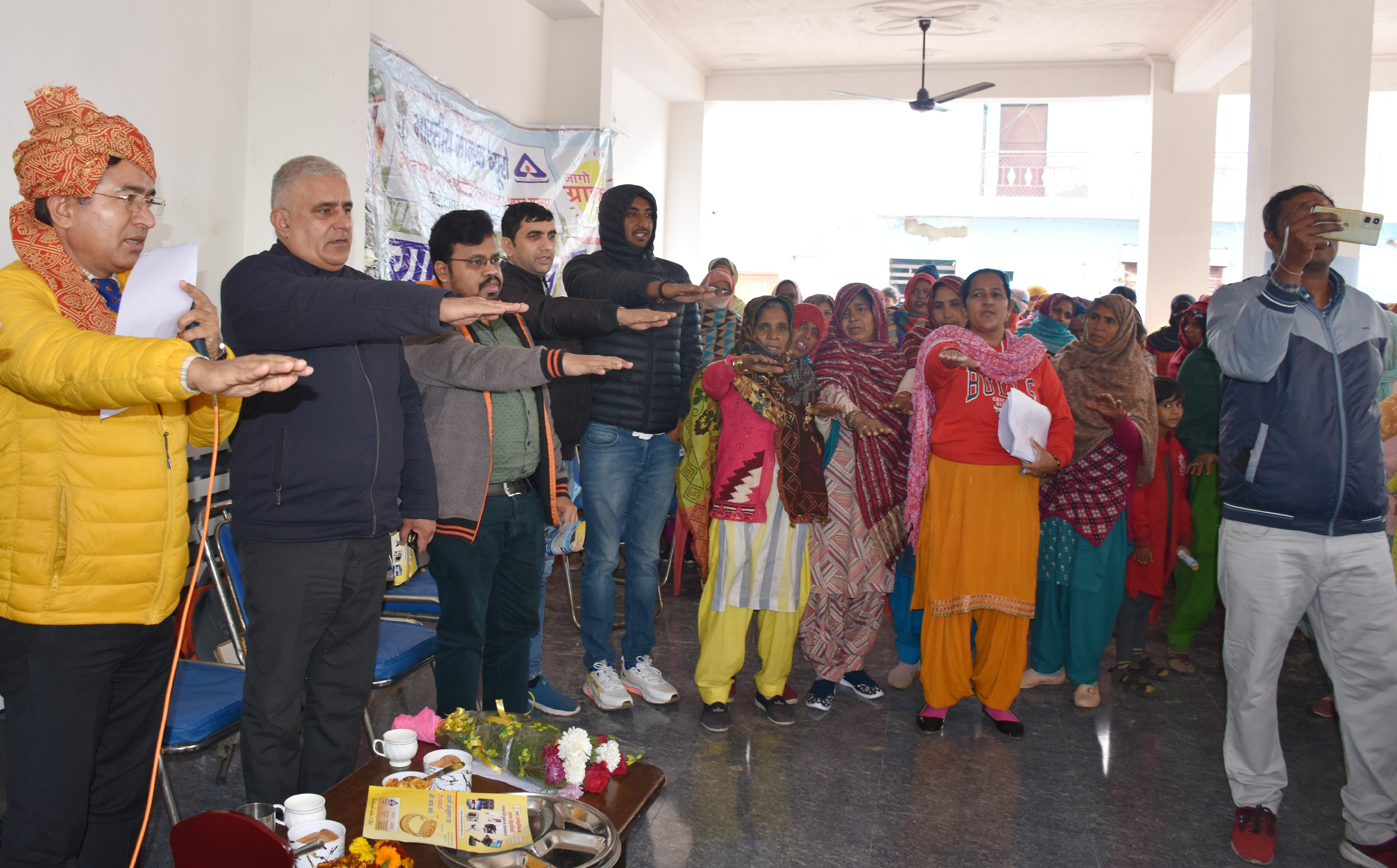 दादरी तोय में सांस्कृतिक कार्यक्रम व नुक्कड़ नाटक के जरिए स्वच्छता का संदेश देती स्वयंसेवकों की टीम। दादरी तोय में सांस्कृतिक कार्यक्रम व नुक्कड़ नाटक के जरिए स्वच्छता का संदेश देती स्वयंसेवकों की टीम।