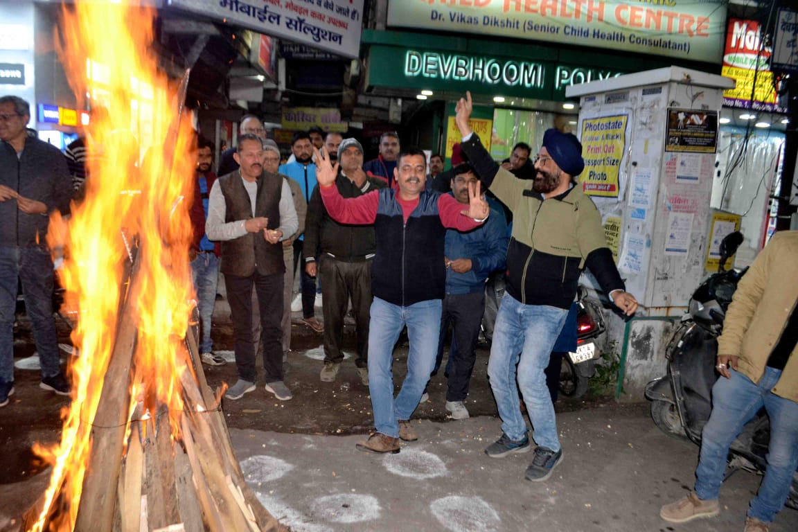 लोहड़ी पर्व मनाते हुए