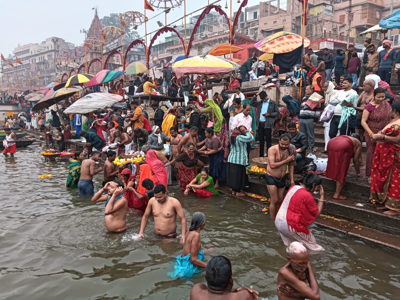 वाराणसी में गंगा स्नान करते श्रद्धालु: फोटो बच्चा गुप्ता वाराणसी में गंगा स्नान करते श्रद्धालु: फोटो बच्चा गुप्ता