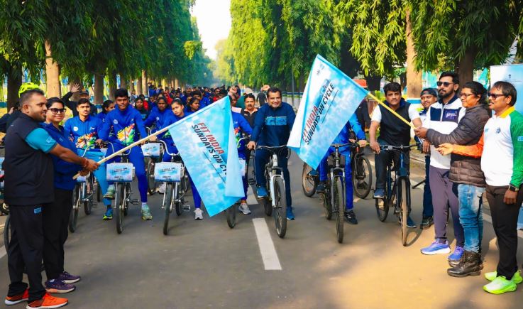 अनुभवी तीरंदाज मंगल सिंह चंपिया (दाएं से दूसरे) और राहुल बनर्जी (दाएं से तीसरे) हरी झंडी दिखाते हुए अनुभवी तीरंदाज मंगल सिंह चंपिया (दाएं से दूसरे) और राहुल बनर्जी (दाएं से तीसरे) हरी झंडी दिखाते हुए