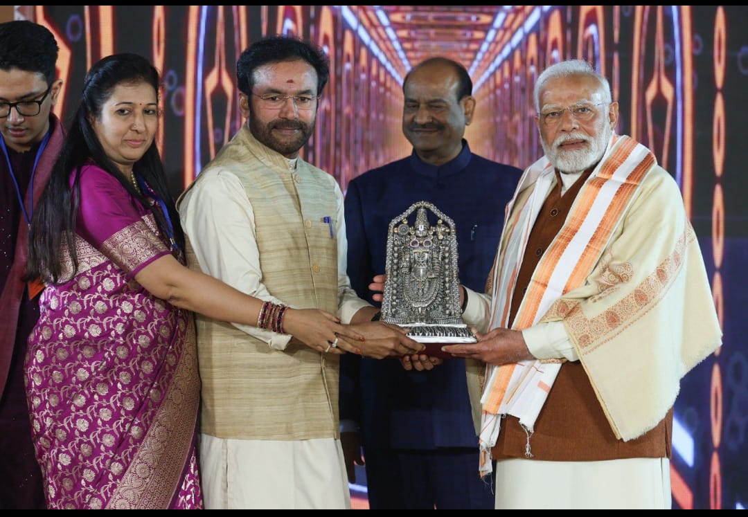 प्रधानमंत्री नरेन्द्र मोदी को भेंट देते हुए जी किशन रेड्डी प्रधानमंत्री नरेन्द्र मोदी को भेंट देते हुए जी किशन रेड्डी