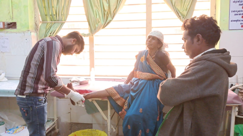 कुत्ते काटने से घायल वृद्ध का उपचार करते हुए स्वास्थ्यकर्मी। कुत्ते काटने से घायल वृद्ध का उपचार करते हुए स्वास्थ्यकर्मी।