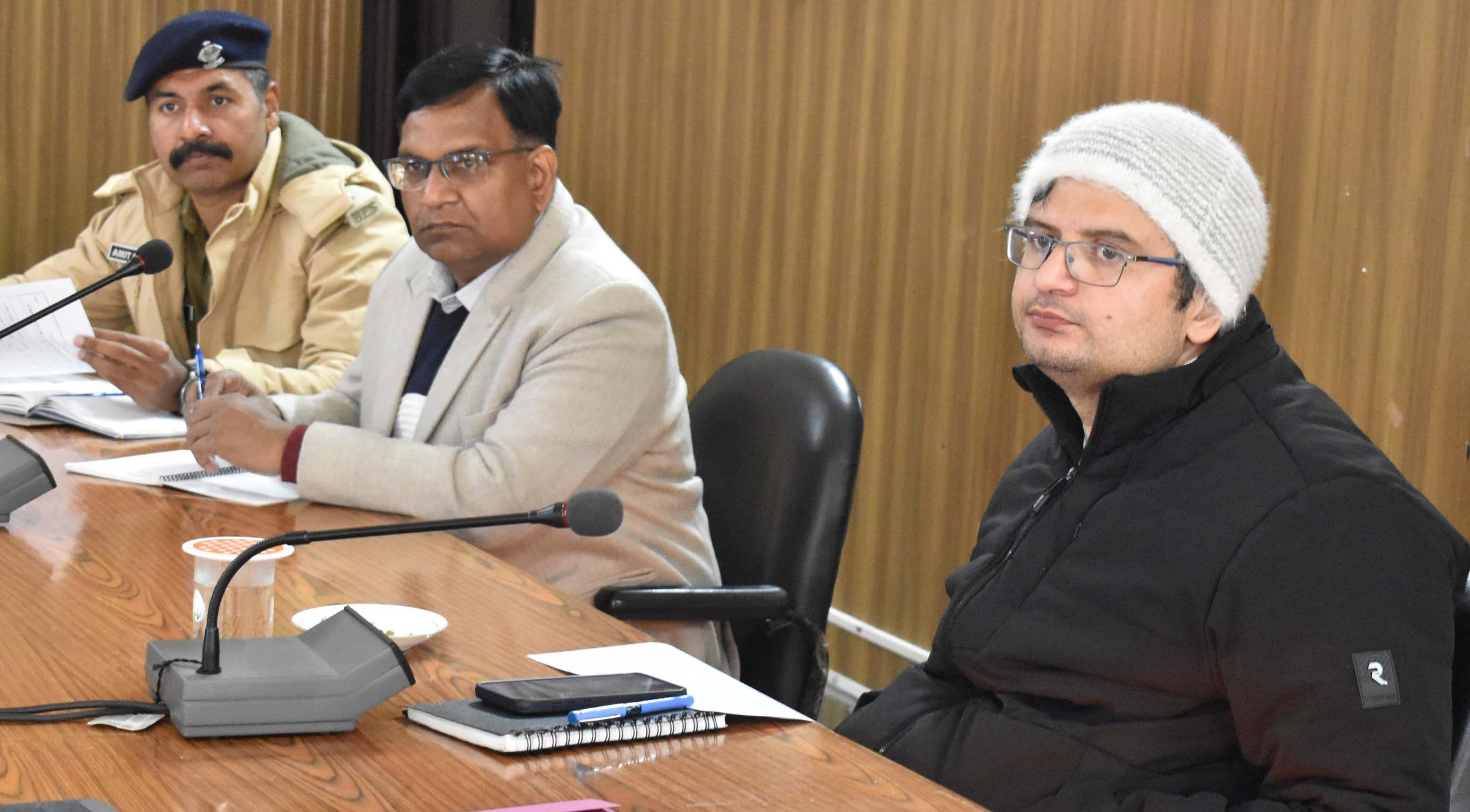गोपेश्वर में सड़क सुरक्षा की बैठक लेते हुए डीएम। गोपेश्वर में सड़क सुरक्षा की बैठक लेते हुए डीएम।