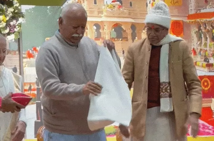 चंपत राय को देवी अहिल्या राष्ट्रीय पुरस्कार से सम्मानित करते हुए संघ प्रमुख मोहन भागवत चंपत राय को देवी अहिल्या राष्ट्रीय पुरस्कार से सम्मानित करते हुए संघ प्रमुख मोहन भागवत