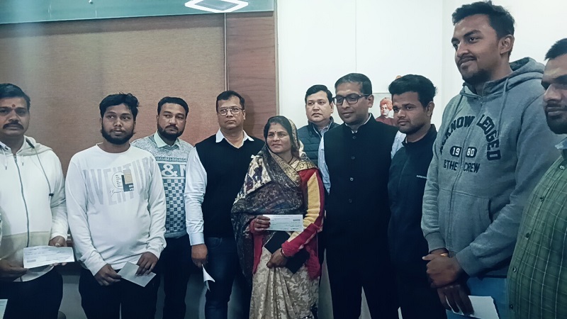 इंदौरः भिक्षुकों की सूचना देने वाले 8 नागरिकों को कलेक्टर ने सौंपे एक-एक हजार रुपये के चैक इंदौरः भिक्षुकों की सूचना देने वाले 8 नागरिकों को कलेक्टर ने सौंपे एक-एक हजार रुपये के चैक