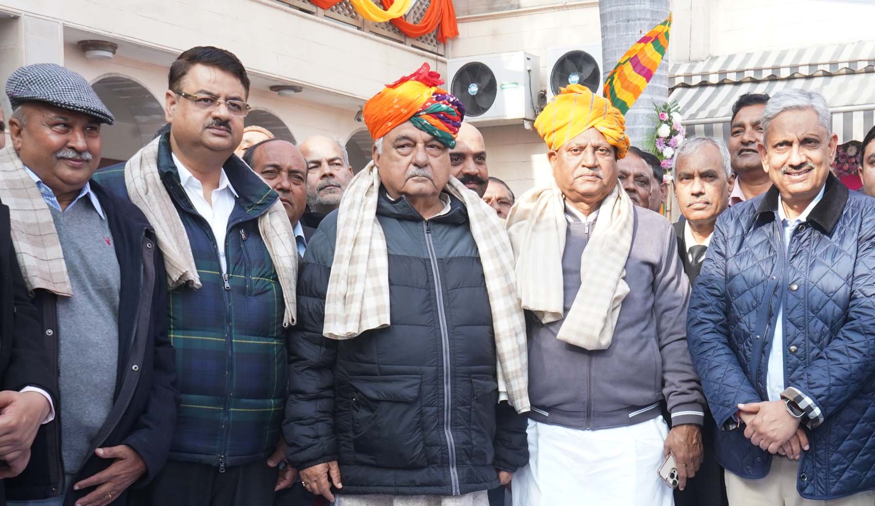 फोटो नंबर-06: गुरुगाम में पूर्व मंत्री के आवास पर पहुंचे पूर्व सीएम भूपेंद्र सिंह हुड्डा, प्रदेश अध्यक्ष उदयभान।