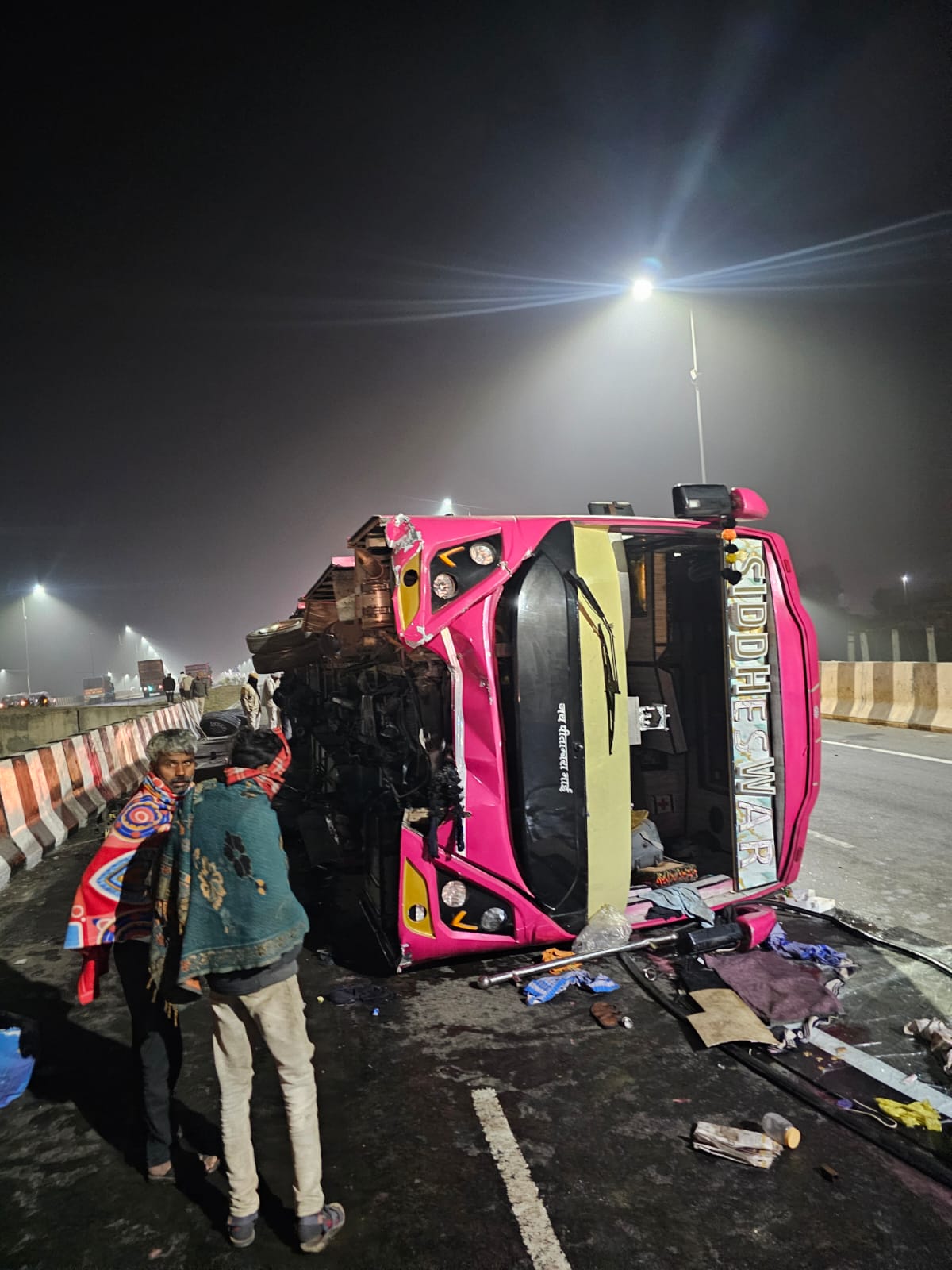 भीलवाड़ा बाईपास पर बस पलटी, 25 से अधिक लोग घायल3 भीलवाड़ा बाईपास पर बस पलटी, 25 से अधिक लोग घायल3