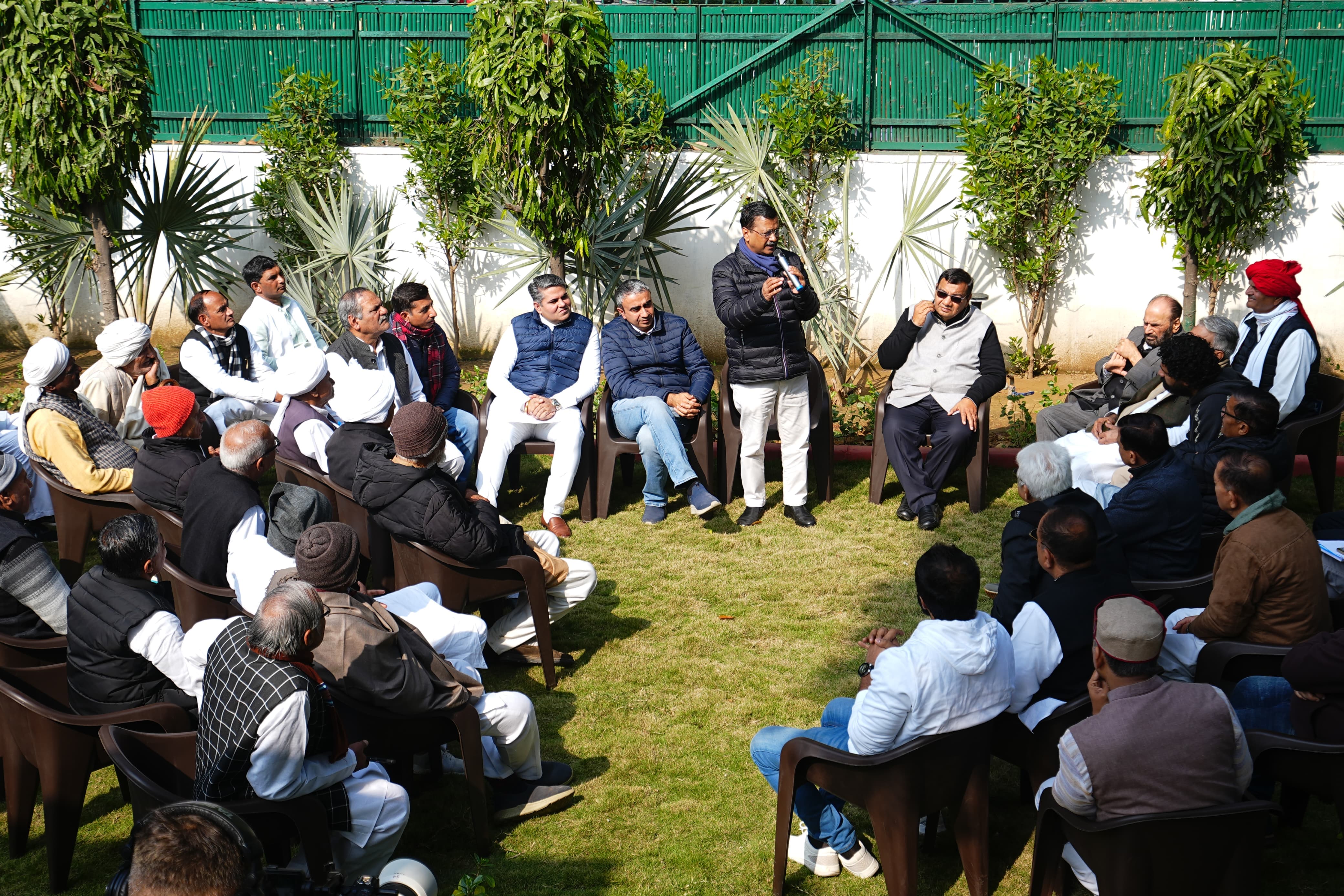 जाट समाज के प्रतिनिधि से मुलाकात करते हुए पूर्व मुख्यमंत्री अरविंद केजरीवाल जाट समाज के प्रतिनिधि से मुलाकात करते हुए पूर्व मुख्यमंत्री अरविंद केजरीवाल