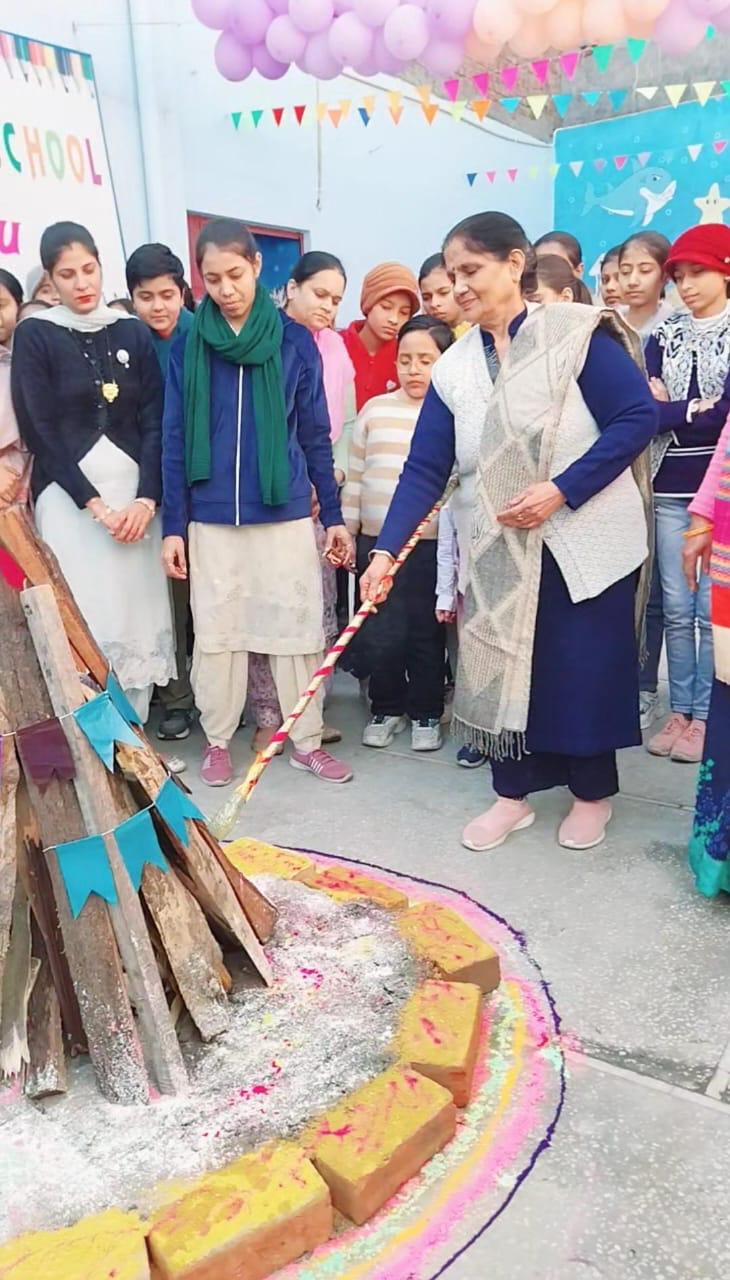 स्कूलों में लोहड़ी के अलावा तैयार करते स्कूली छात्र-छात्राएं स्कूलों में लोहड़ी के अलावा तैयार करते स्कूली छात्र-छात्राएं