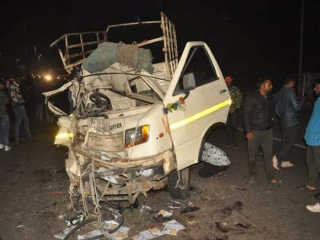 नासिक में द्वारका फ्लाईओवर पर दुर्घटनाग्रस्त वाहन नासिक में द्वारका फ्लाईओवर पर दुर्घटनाग्रस्त वाहन