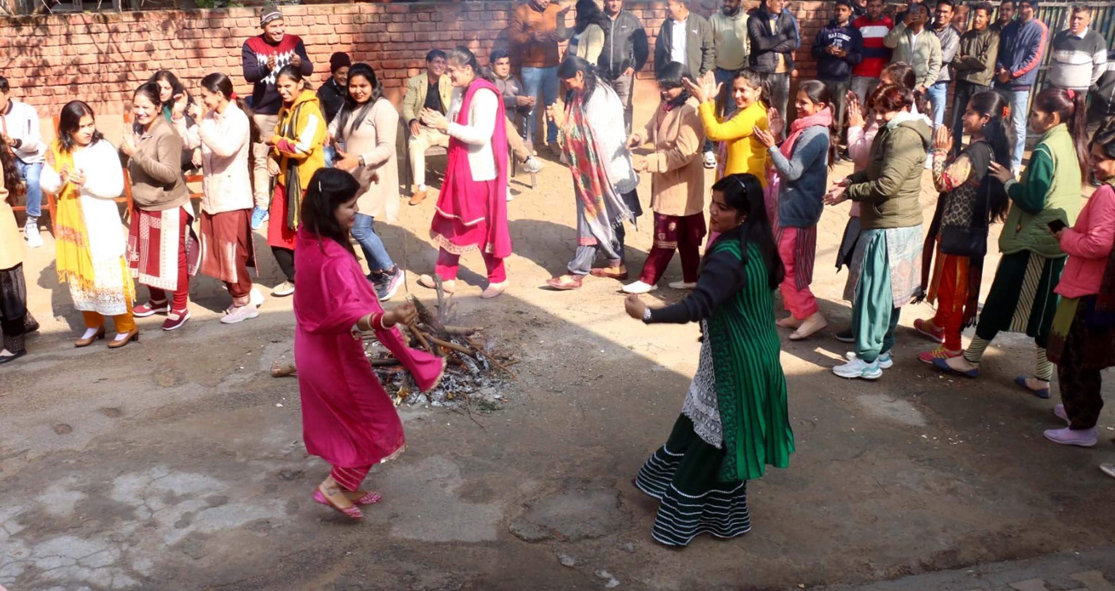 लोहड़ी पर्व पर नृत्य करते हुए प्राध्यापिकाएं। लोहड़ी पर्व पर नृत्य करते हुए प्राध्यापिकाएं।