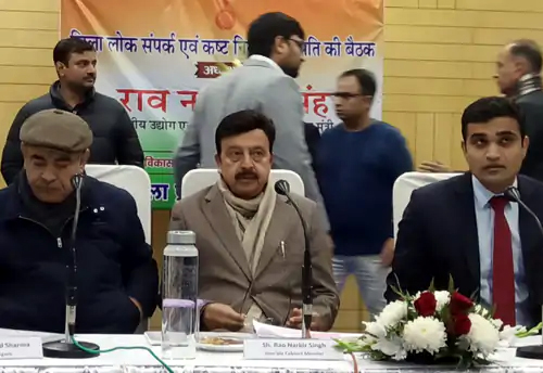 पुलिस कमिश्नर के बैठक में गायब रहने पर गुस्से में डीसी से सवाल पूछते मंत्री राव नरवीर सिंह पुलिस कमिश्नर के बैठक में गायब रहने पर गुस्से में डीसी से सवाल पूछते मंत्री राव नरवीर सिंह