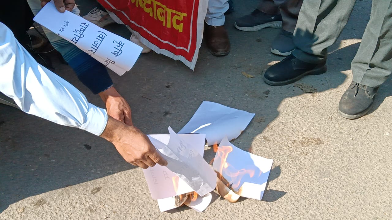 विरोध प्रदर्शन करते किसान विरोध प्रदर्शन करते किसान