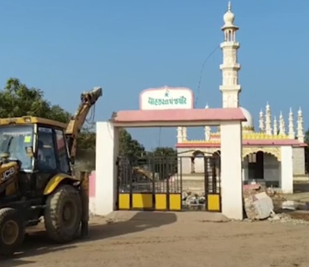 बेट द्वारका के ओखा पाेर्ट के समीप अवैध रूप से बने धार्मिक स्थल काे हटाती जेसीबी मशीन। बेट द्वारका के ओखा पाेर्ट के समीप अवैध रूप से बने धार्मिक स्थल काे हटाती जेसीबी मशीन।
