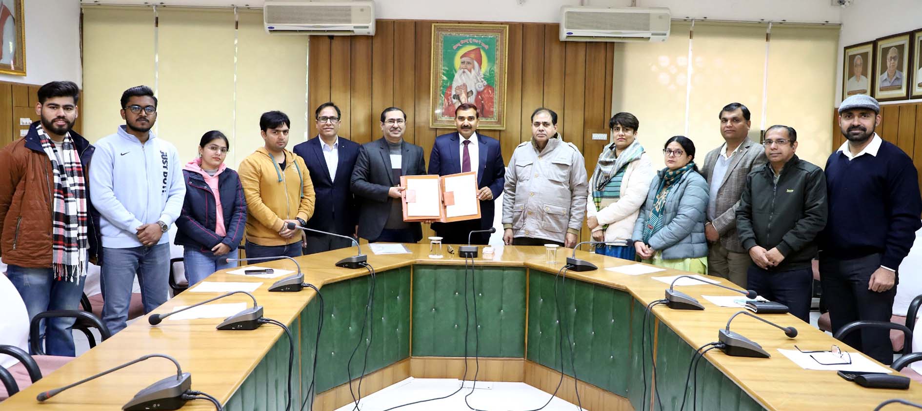 कुलपति प्रो. नरसी राम बिश्नोई व बैग वेंचर्स एलएलपी के संस्थापक नितिन गर्ग एमओयू का आदान-प्रदान करते हुए। कुलपति प्रो. नरसी राम बिश्नोई व बैग वेंचर्स एलएलपी के संस्थापक नितिन गर्ग एमओयू का आदान-प्रदान करते हुए।