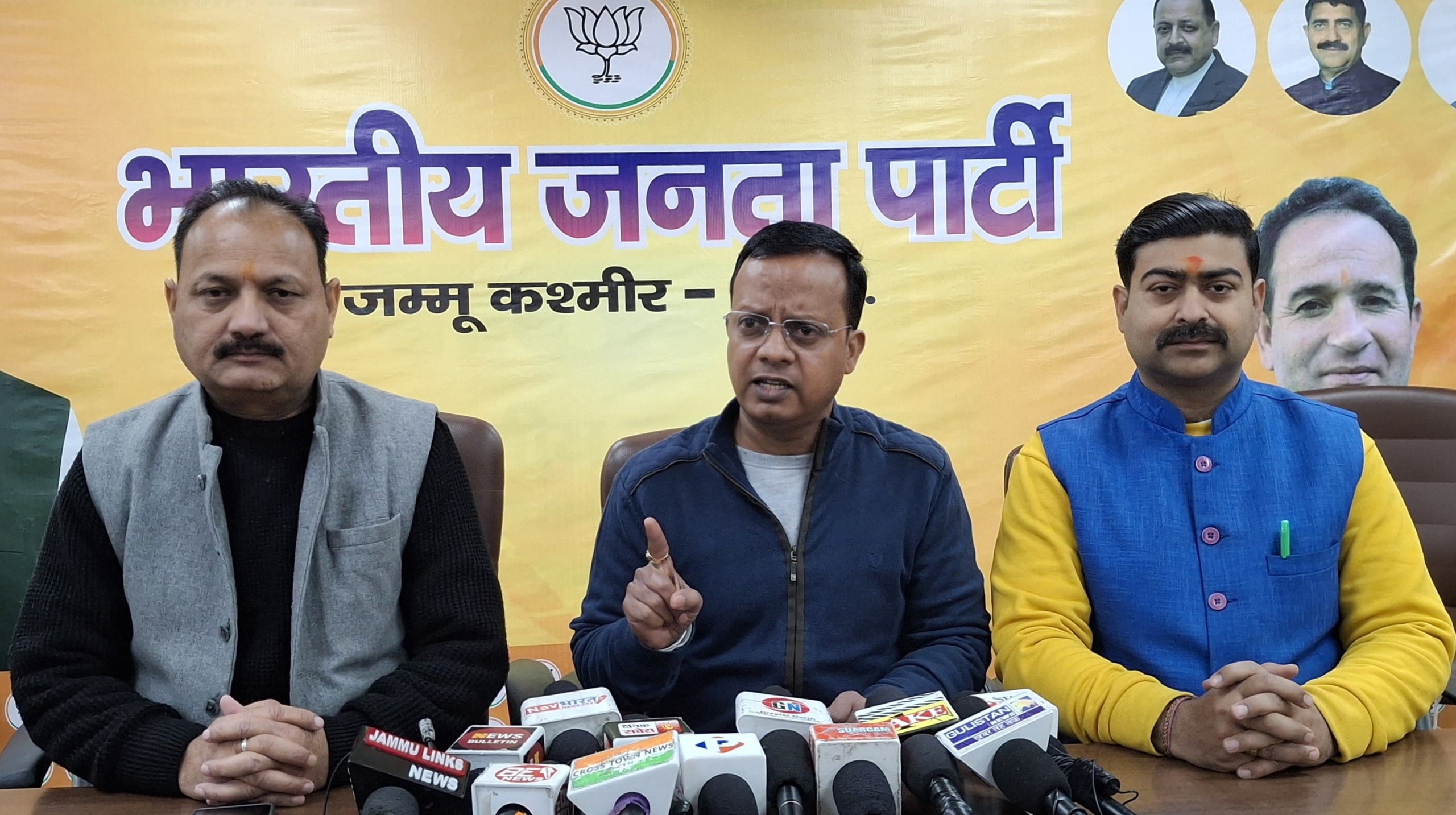 भाजपा ने जम्मू-कश्मीर में बढ़ती लोकप्रियता के बीच नेशनल कॉन्फ्रेंस पर गलत बयानबाजी करने का आरोप लगाया भाजपा ने जम्मू-कश्मीर में बढ़ती लोकप्रियता के बीच नेशनल कॉन्फ्रेंस पर गलत बयानबाजी करने का आरोप लगाया